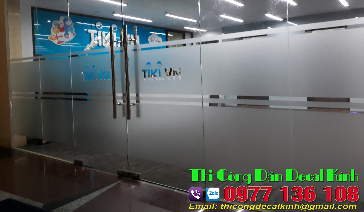 Mẫu dán decal mờ văn phòng cắt logo sọc 