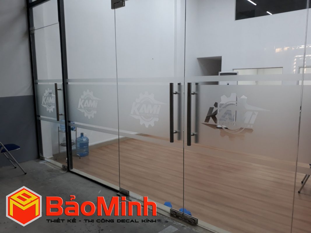 Mẫu dán decal kính văn phòng cắt logo cao 80cm