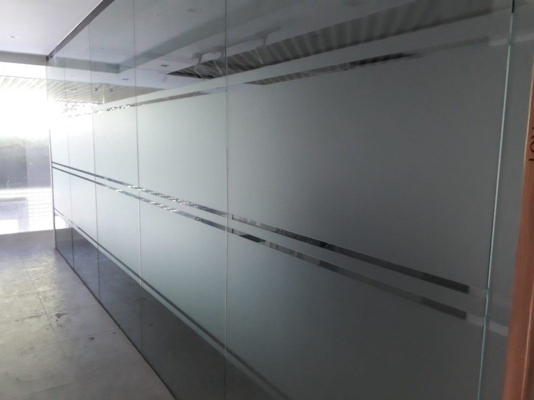 Thi công dán decal kính Bình Thạnh