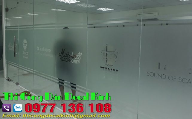 Mẫu Dàn decal kính mờ văn phòng in cắt logo