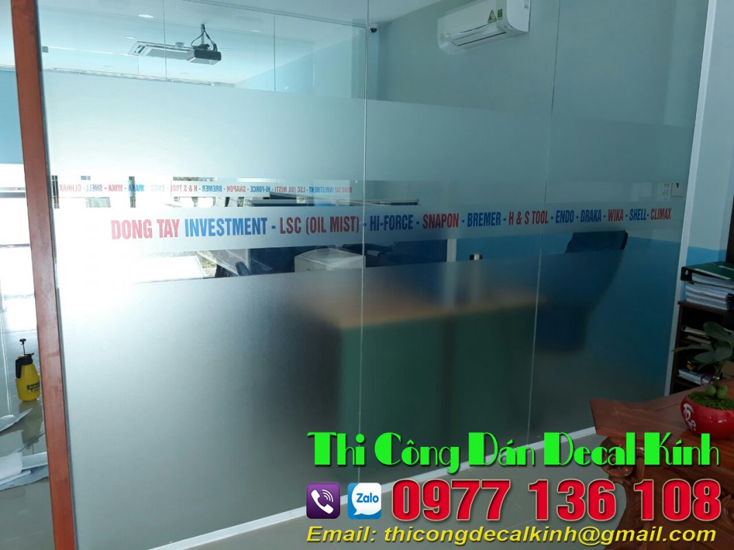 Decal mờ in chữ màu dán văn phòng